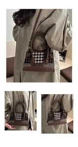 Detail van geruite crossbodytas met PU-leren bies en goudkleurige hardware accenten