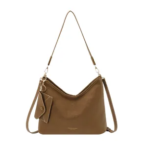 Borsa tote in pelle martellata marrone con logo dorato e mini pochette coordinata