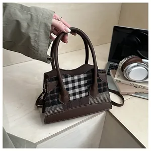 Vue de dessus d'un sac seau à carreaux avec doubles poignées et détails métalliques dorés chic