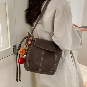 Borsa a secchiello vintage in pelle scamosciata marrone con cuciture a contrasto