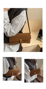 Dettaglio macro della borsa baguette leopardata marrone con chiusura girevole dorata
