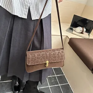 Borsa sottobraccio marrone in similpelle con patta leopardata e fibbia dorata