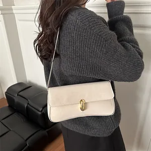 Borsa sottobraccio minimalista crema con chiusura rotante dorata e design piatto rettangolare