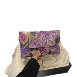 Borsa a busta con ricamo floreale, paillettes e catena dorata in stile bohémien