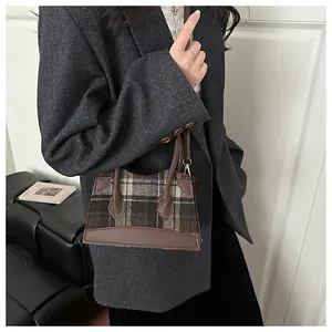 Détails du sac seau vintage en laine à carreaux avec poignée en cuir et boucles métalliques