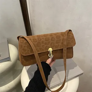 Borsa a tracolla in pelle scamosciata marrone con motivo leopardato e fibbia in metallo