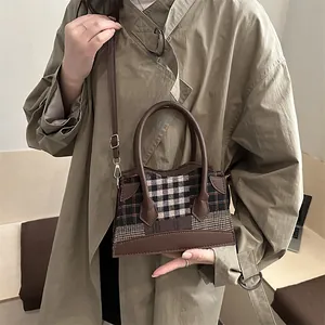Sac seau vintage à carreaux en cuir marron avec poignées et bandoulière réglable chic