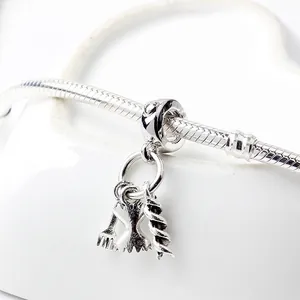 Detail van zilveren slangenarmband met bedeltjes van vork, farfalle en fusilli pasta