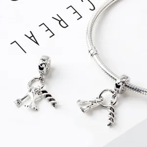 Zilveren pasta- en vorkhangers aan een stijlvolle slangenketting armband voor dames