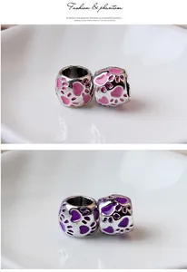 Détail de perles cœur en émail rose et violet avec empreinte de patte pour bijoux DIY