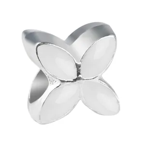 Perla fiore a quattro petali in lega d'argento con inserto bianco per bracciali DIY