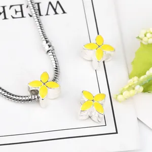 Bracciale a catena serpente in argento con ciondoli a fiori a quattro petali in smalto giallo