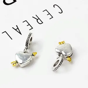 Makroansicht des Cupido-Pfeil-Herzanhängers in zweifarbigem Silber und Gold