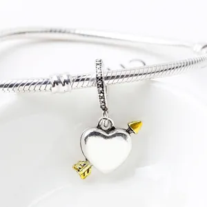 Cupid-Herzanhänger in Silber und Gold auf einem Schlangen-Gliederarmband für Damen