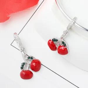 Dettaglio del ciondolo a ciliegia con smalto rosso e foglie in cristallo verde