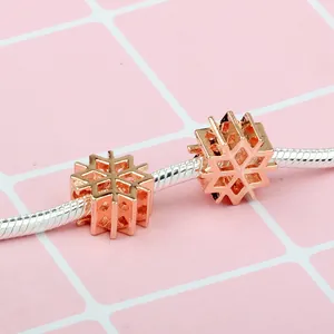 Charm a fiocco di neve in oro rosa su bracciale a serpente con design 3D traforato
