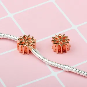 Charm fiocco di neve in oro rosa su bracciale a catena serpente d'argento per gioielli