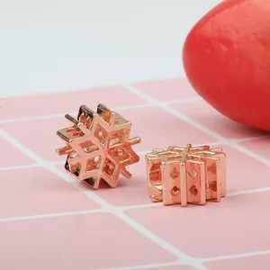 Ciondolo a fiocco di neve in oro rosa con design traforato per bracciali fai-da-te