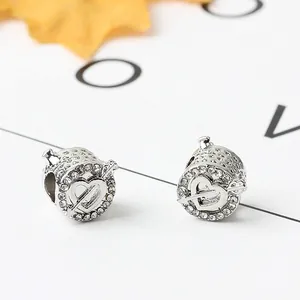 Détail macro de perle cœur argentée avec flèche et cristaux pour bijoux DIY