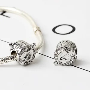 Vue macro de la perle cœur et flèche pavée de cristaux sur bracelet à maille serpent