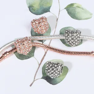 Fonkelende hartbedel in roségoud en zilver op een elegante slangketting armband