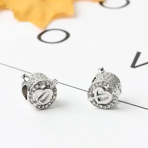 Charme de cœur argenté avec flèche et pavé de zircones pour bijoux DIY