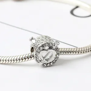 Charm cœur argenté avec pavé de zircons étincelants sur un bracelet maille serpent