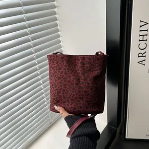 Bolso de Hombro de Cuero PU con Estampado de Leopardo Gran Capacidad Mujer Bolso Cubo Con Colgante de Felpa Casual