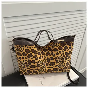 Gros plan détaillé du sac cabas imprimé léopard et rose avec logo Fashion doré