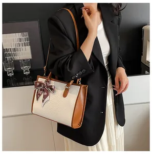Sac à main chic beige et marron avec texture gaufrée animale et détail de foulard en soie