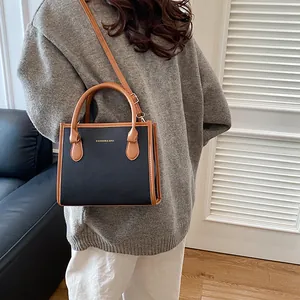 Borsa tote bicolore nera e marrone con scritta Fashion & Bag e tracolla regolabile