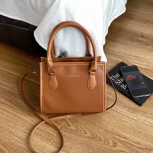 Elegante borsa a mano marrone caramello motivo litchi con manici e tracolla regolabile