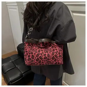 Vue détaillée du sac cabas rouge à imprimé léopard rose avec bandoulière en cuir