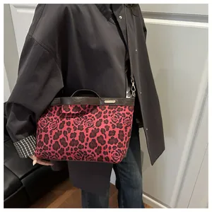 Sac fourre-tout tendance à imprimé léopard et roses porté en bandoulière élégante