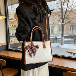 Sac fourre-tout chic en blanc et marron avec gaufrage et foulard en soie à motif cœurs