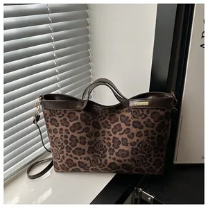 Détail du grand sac cabas avec imprimé léopard, motif rose et logo doré élégant