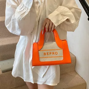 Detail van de BEPRO-tas van oranje synthetisch leer en beige canvas stikselwerk