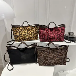 Collection de sacs fourre-tout en daim pour femmes avec imprimé léopard et bandoulière