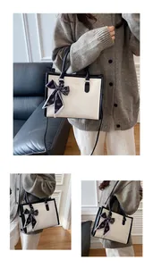 Détail du sac cabas mode en cuir bicolore avec foulard à motif cœur sur la poignée