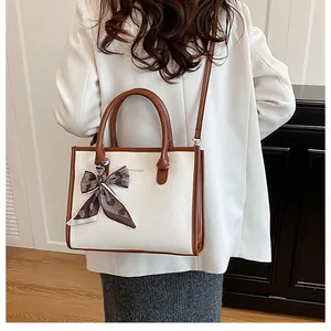 Détails du sac cabas blanc texturé serpent avec foulard à cœurs et poignées marrons