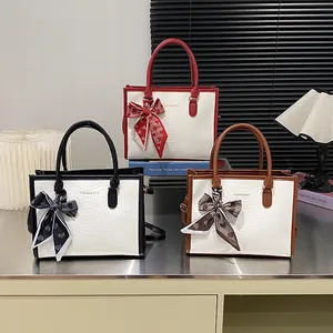 Sacs cabas chic à texture peau de serpent avec foulards en soie et finitions contrastées