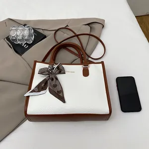 Sac fourre-tout chic effet peau de serpent avec anses en cuir brun et foulard en soie