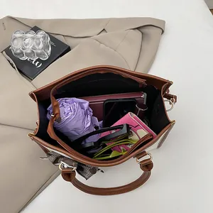 Grand sac cabas avec foulard en soie montrant l'espace de rangement pour accessoires