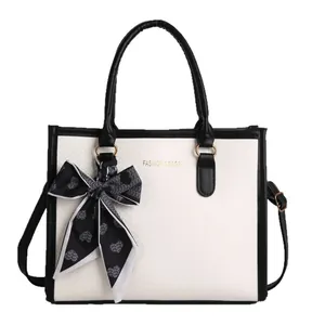 Sac à main élégant noir et blanc avec foulard en soie et lettrage FASHION doré