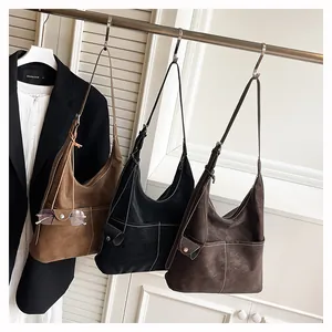Borse hobo in pelle smerigliata chic nei colori caramello, nero e marrone scuro per donna