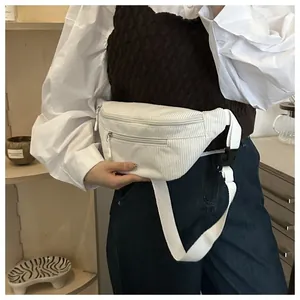 Gros plan détaillé du sac banane en velours côtelé blanc avec sangle réglable
