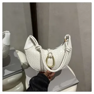 Détail du sac demi-lune tressé blanc avec boucle en D dorée et fermeture éclair