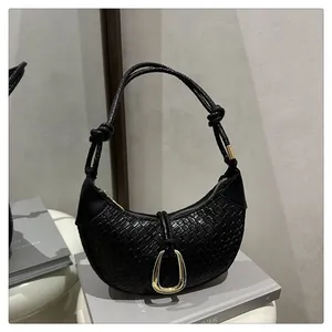 Détails du sac hobo tissé avec boucle dorée en fer à cheval et poignée nouée
