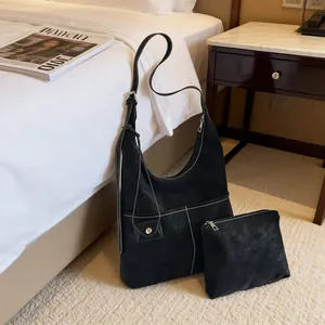 Set borsa tote nera opaca minimalista con cuciture bianche a contrasto e forma hobo