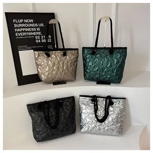 Bolsos tote acolchados con patrón de estrellas en acabados metálicos oro, verde y plata